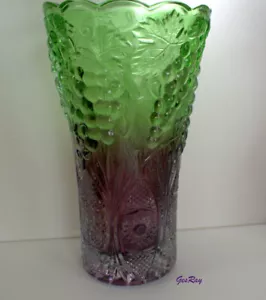 Vaso pressato EAPG vetro verde viola, motivo uva, motivo starburst - Foto 1 di 8