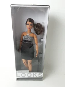 BARBIE Signature Looks #12 Curvy Posable M2M bambola capelli castani ondulati 2021 HBX95 - Foto 1 di 5