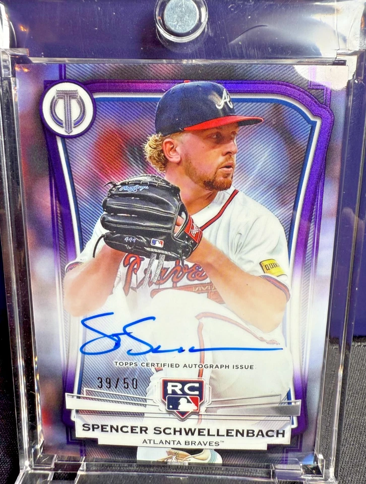 Tarjeta de radiocontrol Topps Tribute Spencer Schwelllenbach Rookie 2025 púrpura automático #39/50 Foto 1 de 2