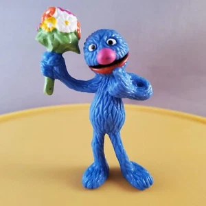 Figura de PVC Grover sosteniendo flores calle sésamo aplausos 3 pulgadas adorno de pastel - Imagen 1 de 4