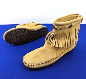 Minnetonka Women's Size 5.5 Rubber Sole Suede Tan/Light Brown Fringes Boots #297 - Picture 1 of 9