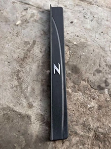 09-19 NISSAN 370Z PUERTA LATERAL DERECHO PASAJERO UMBRAL PLACA DE PATADA OEM - Imagen 1 de 4