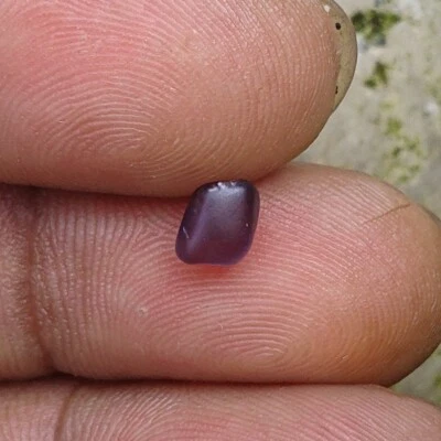Guijarro de espinela púrpura áspero de 1,10 quilates natural sin tratar VVS tono precioso de Sri Lanka Foto 1 de 4