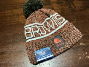 Berretto Cleveland Browns NFL 2025 Sideline Cold Weather NUOVA ERA BOBBLE KNIT - Foto 1 di 5