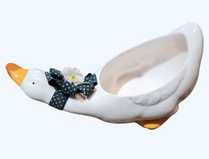 Elegantes Steingut Gans Pflanzgefäß mit Zierband & floralem Akzent - Bild 1 von 5