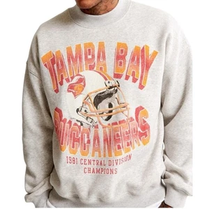 Abercrombie NFL Tampa Bay Buccaneers Crewneck Sweatshirt size Medium - Picture 1 of 6