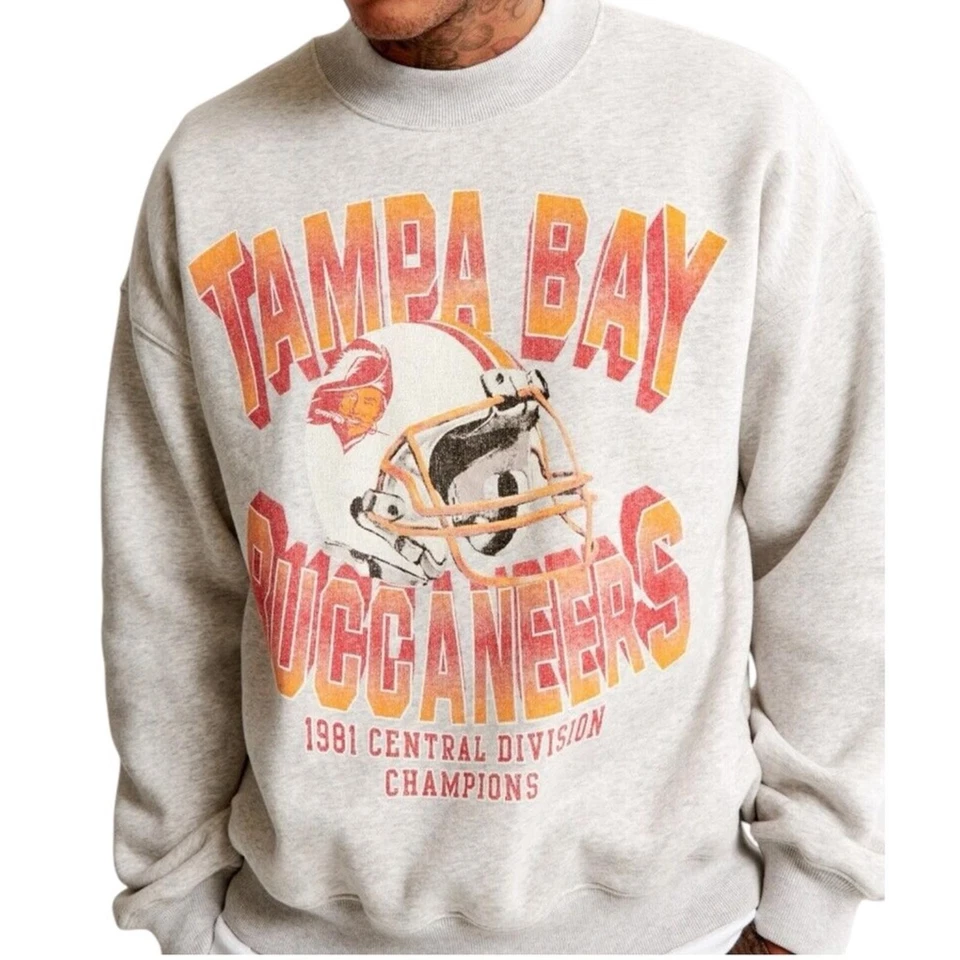 Sudadera cuello redondo Abercrombie NFL Tampa Bay Buccaneers talla mediana Foto 1 de 4