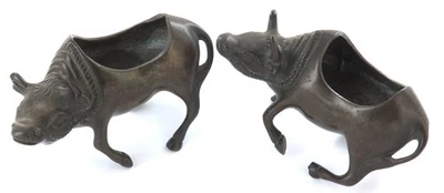 Par de cojines de pasador de toro de bronce pintados en frío a juego. Foto 1 de 4