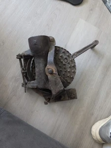 ANTIQUE CAST IRON CORN HAND CRANK SHELLER SOLID - Picture 1 of 9
