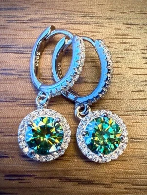 Pendientes de diamantes verdes/azules brillantes de plata de ley 925 con certificación de 2 quilates Foto 1 de 4