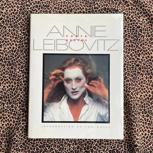 Annie Leibovitz: Photographs, Intro by Tom Wolfe (Hardcover, 1st Edition 1983) - Picture 1 of 8