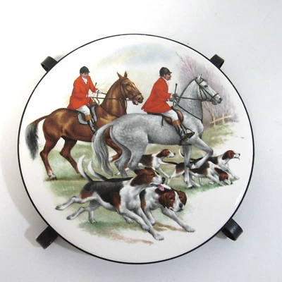 Azulejo y Hierro Forjado 6" Patas Trivet - Caza Caballos Jinetes Perros Hecho en Inglaterra Foto 1 de 3