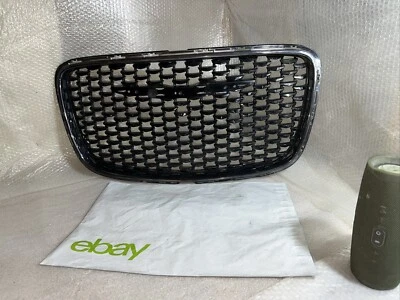 Grelha Chrysler 300 2016-2020 SRT PRETA CROMADA 6DF46TRMAB/5SW18 TRMAB FABRICANTE DE EQUIPAMENTO ORIGINAL - Imagem 1 de 4