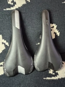 Zwei Selle Italia X1 Alu Schienen Fahrradsattel Sitze - Bild 1 von 4