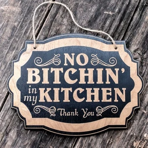 No Bitchin in my Kitchen - Letrero de puerta negro 7x9,5 pulgadas - Imagen 1 de 3
