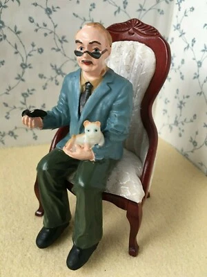 S.A Puppenhaus Großvater/Papa & Katze alter Stil sitzender Mann Resin Figur Maßstab 1:12