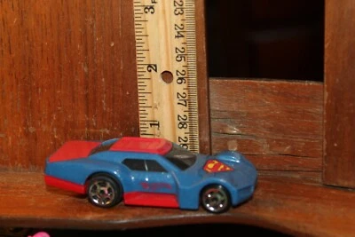 Coche de carreras Hot Wheels McDonald's Superman Pullback 2016 Foto 1 de 4