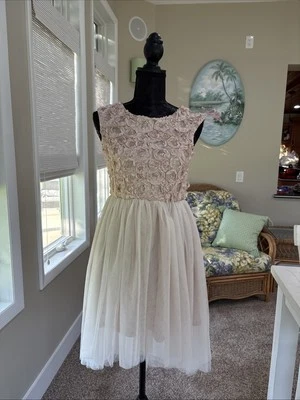Vestido de fiesta Zunie’s Tween talla 14 alto/bajo floral de tul. Color champán. Preloved Foto 1 de 4