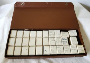 Vintage Stoffetui mit 31 Schachteln mit verschiedenen Uhrenteilen - 13 haben Teile - Bild 1 von 12