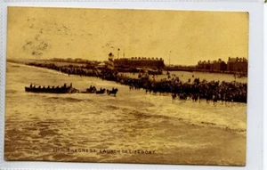 (Gd1351) Lanzamiento del bote salvavidas, SKEGNESS, Lincolnshire 1915 - Imagen 1 de 4