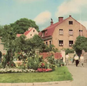 Tarjeta postal vintage sin publicar Visby Suecia Packhusplatsen med Clematishuset - Imagen 1 de 3