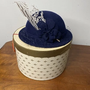 Cappello vintage NOS Adolfo II NY Parigi lana blu feltro piuma chiesa nuovo - Foto 1 di 15