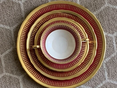 John Aynsley Hertford Patt 7081 Scalloped Gold Band Maroon Rim 5pcs Dinner Set - Image 1 of 4