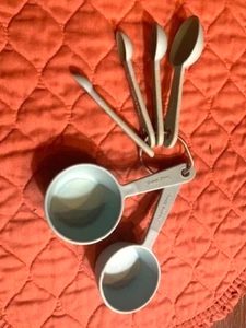 Martha Stewart Measuring Cups and Spoons Melamine MCM Turquoise Set of 6 VGUC - Picture 1 of 4