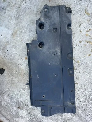 Ram Promaster City 2015-2019 trasero derecho debajo del cuerpo protector contra salpicaduras OEM Foto 1 de 4