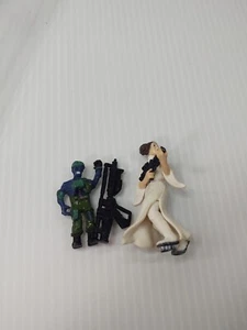 Figura de acción usada de la princesa Leia de Star Wars con bláster y zombi con bláster - Imagen 1 de 7