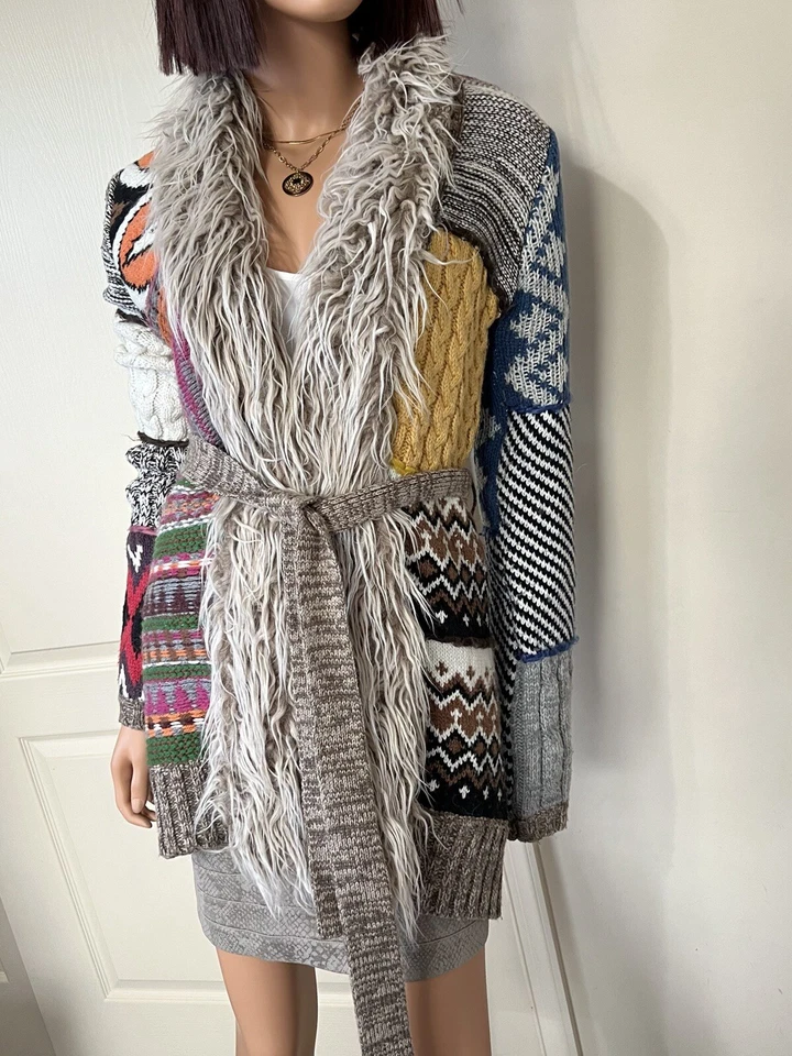 Cárdigan Desigual Imitación Piel Frente Abierto Bordado Trasero Patchwork - Talla Pequeña Foto 1 de 4