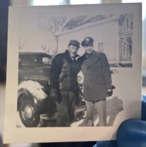 c1930 ¿Hombre y oficial de policía? Foto instantánea de coche antiguo en fondo instantánea de colección - Imagen 1 de 1