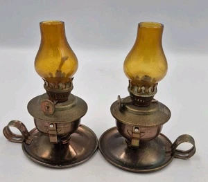 2 Vintage Miniatur Bernstein & Messing Öllampe Drehsockel Schloss Marke in Hongkong  - Bild 1 von 7