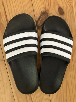 Adidas junior kids sliders (sandals / flip flops ) - size 3 (Euro 35) - new! - Image 1 of 2