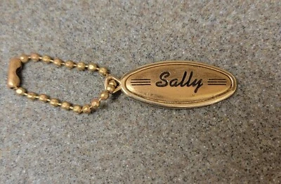 Etiqueta de llave de latón de colección I.D. Cadena de bola marcada con cierre "Sally" de venta de autos Mt. Vernon NY Foto 1 de 4