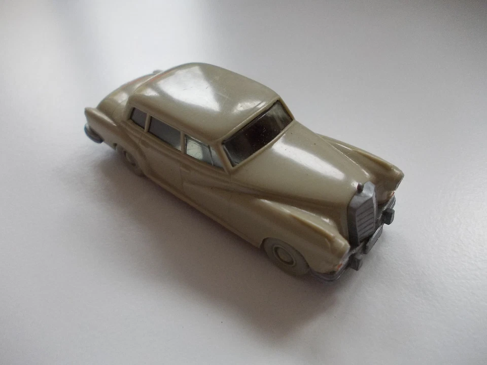 WIKING: MB 300 Adenauer ", Hellgelbgrau, Acida 371/2D (Schub116) - Immagine 1 di 1