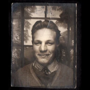 ADORABLE SONRISA GENEROSA DULCE HOMBRE Y FANTASÍA TELÓN DE FONDO GAY ~ FOTO MATÓN DE FOTOS DE LOS AÑOS 30 - Imagen 1 de 1