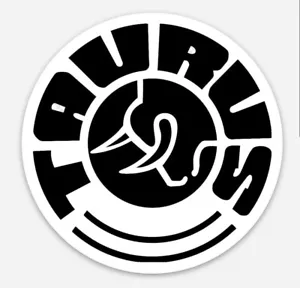 ADESIVO logo personalizzato Taurus taglio pressofuso frigorifero o cassetta degli attrezzi armi da fuoco pistola munizioni - Foto 1 di 1