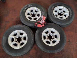 SsangYong N.4 CERCHI LEGA+GOMME 6 FORI 15" 7JJ 15 ET5 - 235 75 R15 109T/105S M+S - Foto 1 di 22