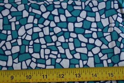 Por 1/2 yarda, mosaico turquesa y blanco sobre algodón azul marino, Andover/Kim Schaefer, N2208 Foto 1 de 4
