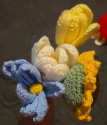 Lote de 4 flores de ganchillo 2 tulipanes, 1 girasol y una flor azul usadas en excelente estado ver fotos Foto 1 de 2