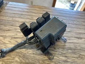 96 97 98 Geo Tracker Fuse Box Under Hood / Relays with Lid - Picture 1 of 6