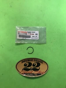 GENUINE Yamaha NOS 93450-24028 CIRCLIP - Bild 1 von 2