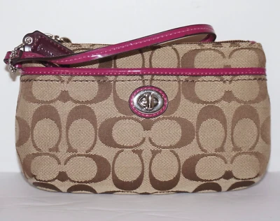 Bolso Muñequera COACH Pequeño Beige Signature Jacquard y Cuero Esmaltado Magenta Foto 1 de 4