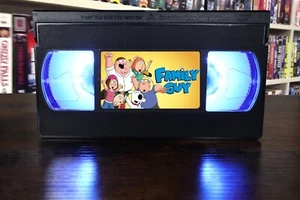 Family Guy VHS Lampe + Fernbedienung - Bild 1 von 2