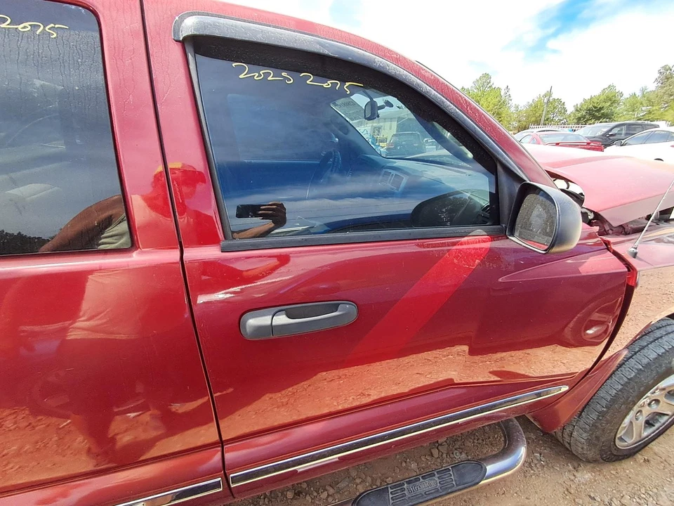 Used Front Right Door Assembly Front fits: 2006 Dodge Dakota R. electric Front R - Image 1 of 4