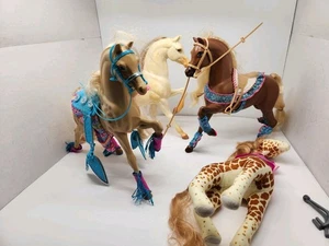 Vintage 1990 Barbie Western Fun Sun Runner Pferde 3 Stück + Ginger Giraffe.  - Bild 1 von 11