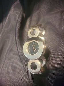 Vintage Decade Wristwatch Watch Womens Gold Tone Circle Black Face Jewelry - Picture 1 of 13