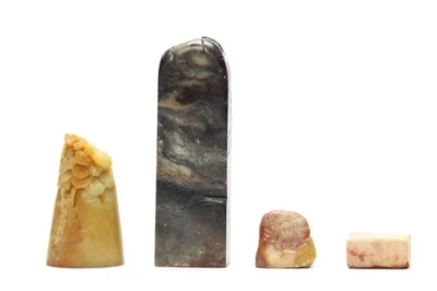 Um grupo de quatro selos chineses de pedra-sabão - Imagem 1 de 4