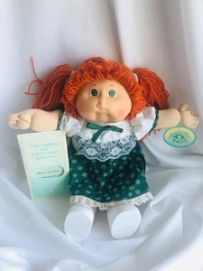 1985 Coleco Cabbage Patch Puppe: rote Zöpfe, grünes Kleid/Adoptionspapier & Etikett - Bild 1 von 8